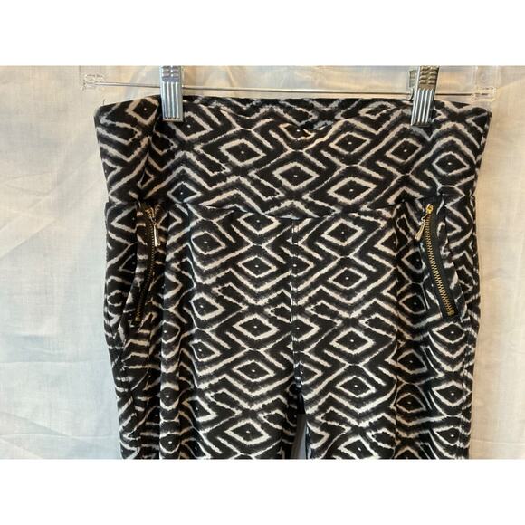 Stylish Black and White Leggings with Zipper Detail & Dual Pockets Sm/Med - Picture 2 of 5
